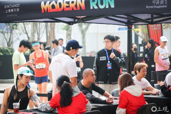 信悦网配资 动力图｜600名选手勇攀58层高楼，新天地垂直跑热力开赛